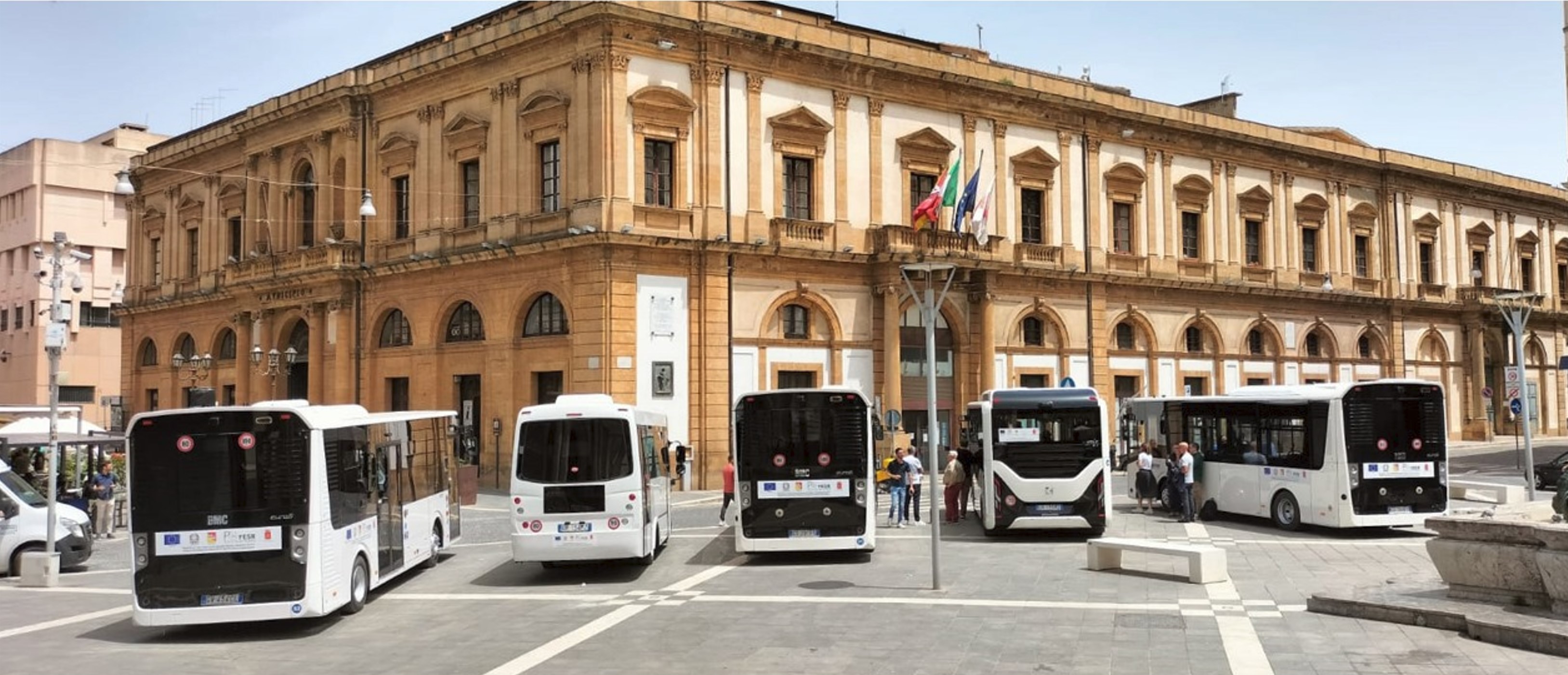 Bus moderni in Piazza Caltanissetta